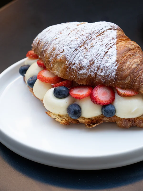 Croissant Paris con Crema y Frutas
